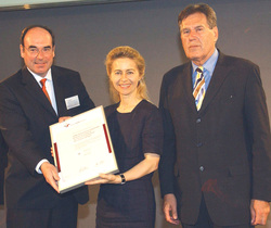 - Zertifikats&uuml;bergabe an den Pr&auml;sidenten der HAWK, Prof. Dr. Martin Thren (links) mit Bund