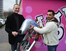 Kave Sabbar hat den Zuschlag bekommen. Mit dem Rennschlitten aus dem vergangenen Jahr darf er jetzt 