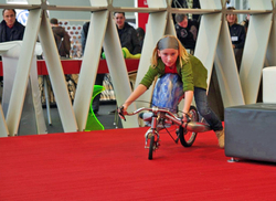 Auch f&uuml;r kleine Cebit-G&auml;ste: Die Akkuschrauberrenner fahren tats&auml;chlich - und das lei