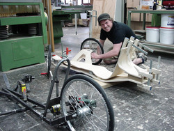 Jirka Wolff arbeitet an der Radaufh&auml;ngung des Renners, der zum gro&szlig;en Teil aus superleich