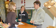 Gespr&auml;ch auf der Messe Berufsbilder Forstwirtschaft 2014