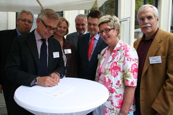 (v.l.n.r.) Frank Dziomba (HAWK),  Prof. Dr. Georg Klaus (HAWK), Ute Ohlendorf (HWK), Michael Koch (H