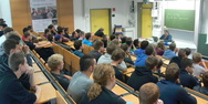 Studenten bei einem Vortrag im H&ouml;rsaal