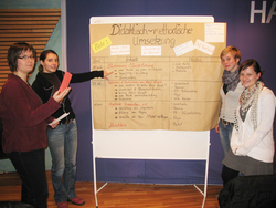 (v.l.n.r.) Anna-Paula Keller, Franziska Bode, Christina Koch und Claudia Fischer erkl&auml;ren ihr K