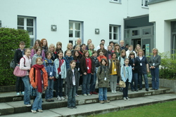 Neugierige M&auml;dchen beim Zukunftstag 2009