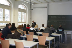 Herr Grommas und eine Gruppe Sch&uuml;lerInnen