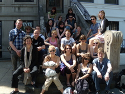 Die HAWK-Exkursionsteilnehmer bei einer Besichtigungspause im New Yorker Stadtteil Harlem