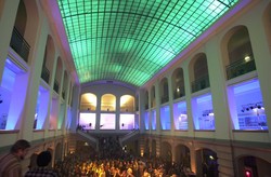 Von HAWK-Lighting-Designern beleuchtet: der Lichthof des ehrw&uuml;rdigen Hochschulgeb&auml;udes am 