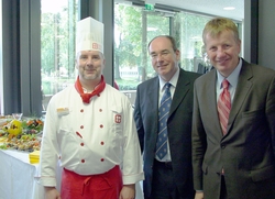 Mensa-Koch J&uuml;rgen Antemann bewirtete nach dem Festakt Wissenschaftsminister Stratmann (rechts) 