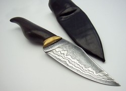 Ein aufw&auml;ndig geschmiedetes Fahrtenmesser.