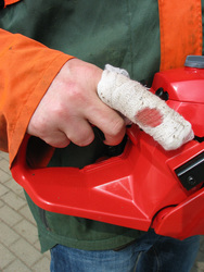 Bei unsachgem&auml;&szlig;em Umgang mit der Motors&auml;ge kommt es allzu oft zu Unf&auml;llen.