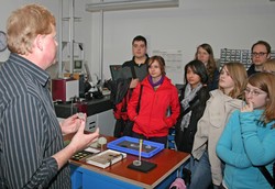 Dipl.-Ing. Lutz M&uuml;ller zeigt Linsen zum Anfassen.