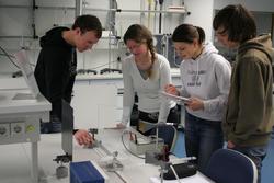 v.l.n.r.. Ole Jena, Lea Osterried, Laura Hermann, Jonathan Bergen am Mikrowellen-Michelson-Interfero