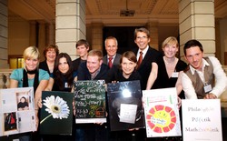 2. Platz: Design-Student Christian Peters von der HAWK-Fakult&auml;t Gestaltung (4.v.l.) und Christi