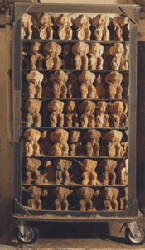 Dieter Roth, Schokoladenl&ouml;wenturm, Original 1969, Repliken 1993 und 2009