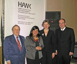 v.r.n.l.: HAWK-Pr&auml;sident Prof. Dr. Martin Thren, Dekanin Prof. Dr. Ulrike Marotzki, Honey Deihi