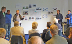 HAWK-Dozenten und Studierende pr&auml;sentieren ihre Vorschl&auml;ge den Expertinnen und Experten au