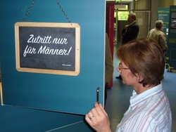 Studiendekanin Prof. Dr. Gisela Ohms blickt in die M&auml;nnerwelt der Ausstellung ?Technik im Korse