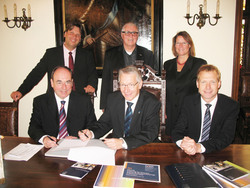 Vorn (v.l.n.r.): Dr. Dr. h.c. Martin Thren, Dirk-Ulrich Mende, Dr. Matthias Hardinghaus. Hinten (v.l