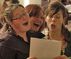 Rosana (Spanien/Teneriffa), Allison (USA) und Barbara (Spanien/Teneriffa) schmettern \\"Stille N