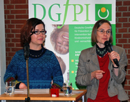 Prof. Dr. Anna Wittmann (r.) und Sozialp&auml;dagogin Julia Gebrande stellen ihre Forschungsergebnis
