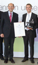 Niedersachsens Wirtschaftsminister Walter Hirche und HAWK-Absolvent Marco Goettinger (rechts) bei de