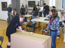 Studierende der HAWK und der Uni G&ouml;ttingen bei der Verpackung der Kunstsammlung der G&ouml;ttin