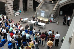 Tag der offenen T&uuml;r mit vielen Aktionen, Probevorlesungen und Seminaren. Hier ein Versuch mit B