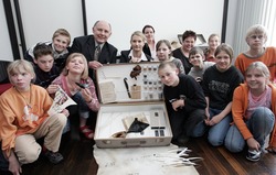 Sch&uuml;ler und Vertreter der Alcoa Foundation bei der Pr&auml;sentation des ersten Welterbekoffers