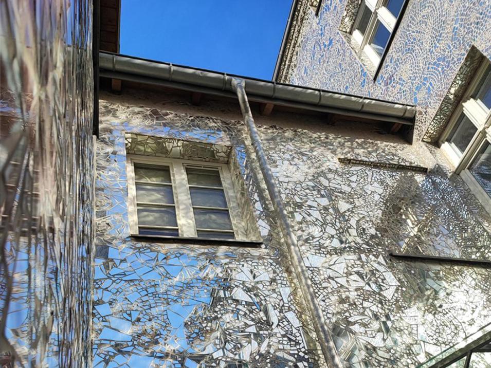 Spiegelfassaden in einer Seitengasse