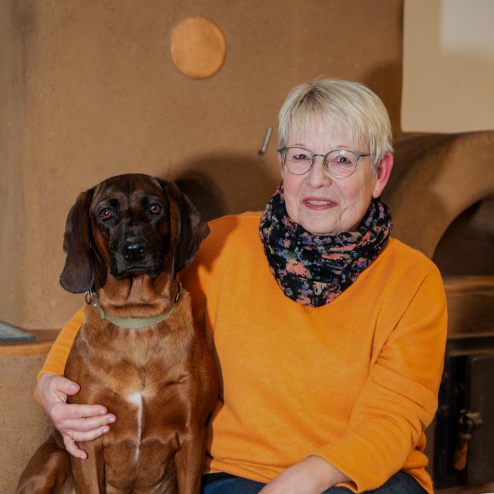 Hund mit Hundeausführerin